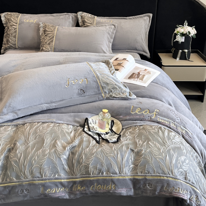 91家纺网 家纺一手货源 找家纺 （总）帝王家纺 2025冬季新款高克重浮雕刺绣牛奶绒四件套加厚保暖双面珊瑚绒-漫叶