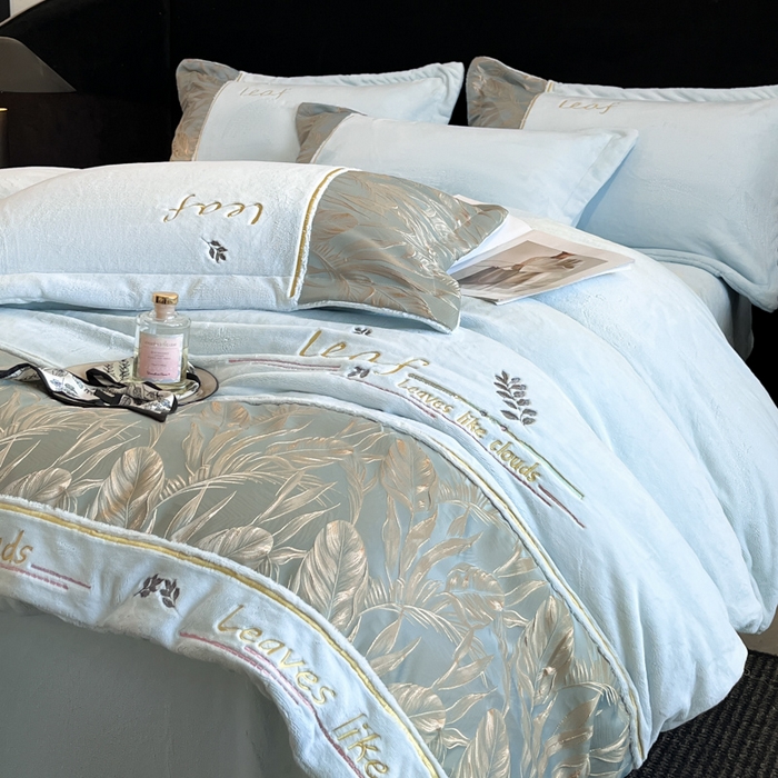 91家纺网 家纺一手货源 找家纺 帝王家纺 2025冬季新款高克重浮雕刺绣牛奶绒四件套加厚保暖双面珊瑚绒-漫叶 漫叶-天空蓝