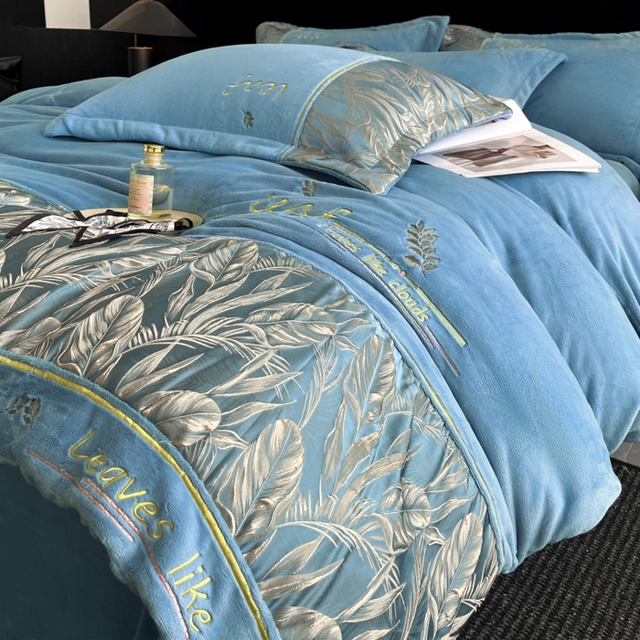 91家纺网 家纺一手货源 找家纺 帝王家纺 2025冬季新款高克重浮雕刺绣牛奶绒四件套加厚保暖双面珊瑚绒-漫叶 漫叶-深海蓝