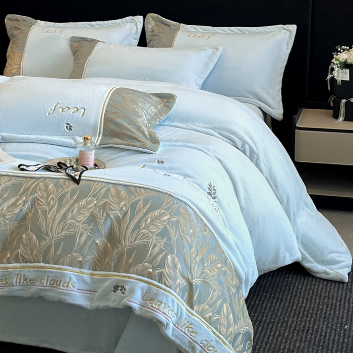 91家纺网 家纺一手货源 找家纺 帝王家纺 2025冬季新款高克重浮雕刺绣牛奶绒四件套加厚保暖双面珊瑚绒-漫叶 漫叶-天空蓝