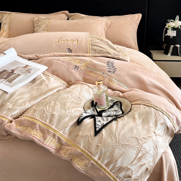 91家纺网 家纺一手货源 找家纺 帝王家纺 2025冬季新款高克重浮雕刺绣牛奶绒四件套加厚保暖双面珊瑚绒-漫叶 漫叶-香槟金