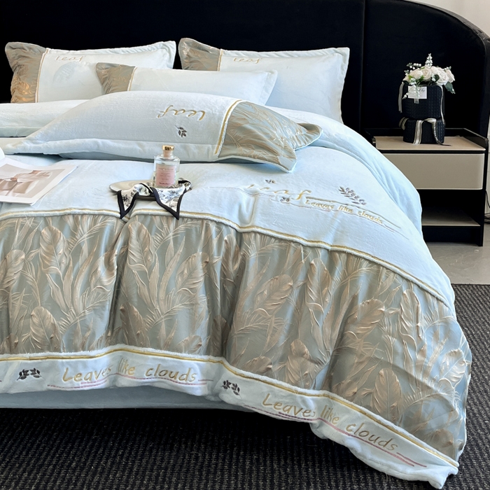 91家纺网 家纺一手货源 找家纺 帝王家纺 2025冬季新款高克重浮雕刺绣牛奶绒四件套加厚保暖双面珊瑚绒-漫叶 漫叶-天空蓝