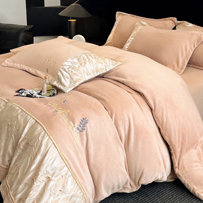 91家纺网 家纺一手货源 找家纺 帝王家纺 2025冬季新款高克重浮雕刺绣牛奶绒四件套加厚保暖双面珊瑚绒-漫叶 漫叶-香槟金