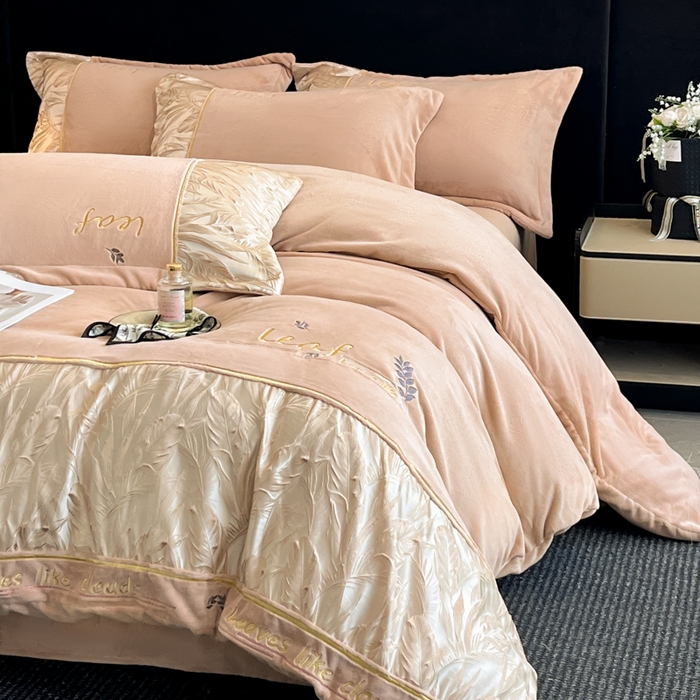 91家纺网 家纺一手货源 找家纺 帝王家纺 2025冬季新款高克重浮雕刺绣牛奶绒四件套加厚保暖双面珊瑚绒-漫叶 漫叶-香槟金