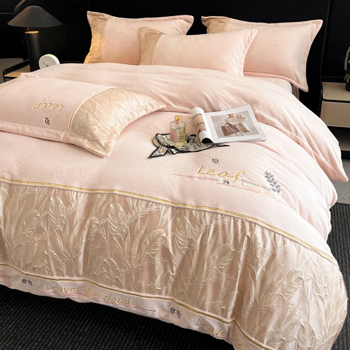 91家纺网 家纺一手货源 找家纺 帝王家纺 2025冬季新款高克重浮雕刺绣牛奶绒四件套加厚保暖双面珊瑚绒-漫叶 漫叶-淡雅玉