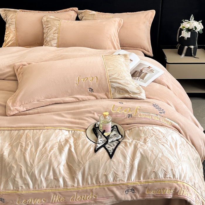 91家纺网 家纺一手货源 找家纺 帝王家纺 2025冬季新款高克重浮雕刺绣牛奶绒四件套加厚保暖双面珊瑚绒-漫叶 漫叶-香槟金