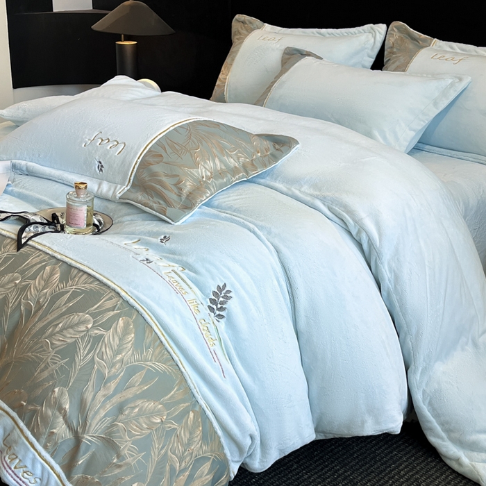 91家纺网 家纺一手货源 找家纺 帝王家纺 2025冬季新款高克重浮雕刺绣牛奶绒四件套加厚保暖双面珊瑚绒-漫叶 漫叶-天空蓝