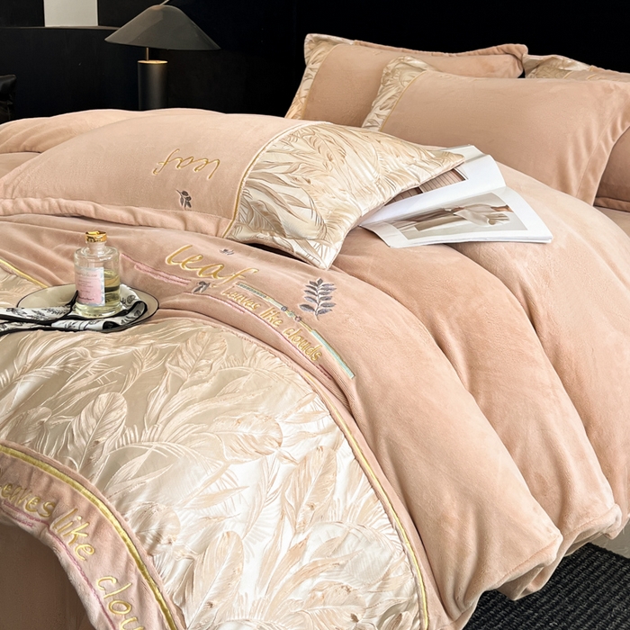91家纺网 家纺一手货源 找家纺 帝王家纺 2025冬季新款高克重浮雕刺绣牛奶绒四件套加厚保暖双面珊瑚绒-漫叶 漫叶-香槟金