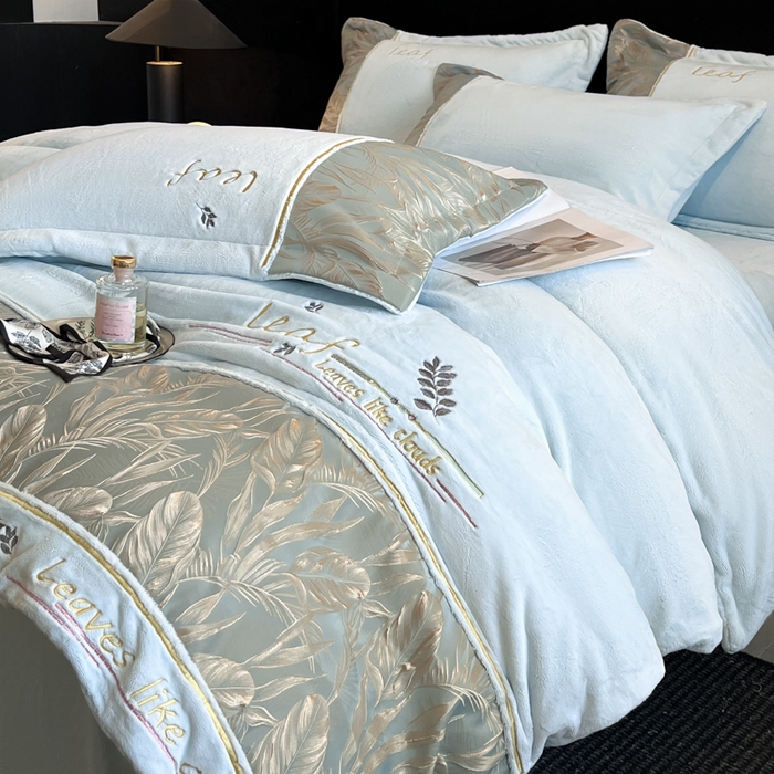 91家纺网 家纺一手货源 找家纺 帝王家纺 2025冬季新款高克重浮雕刺绣牛奶绒四件套加厚保暖双面珊瑚绒-漫叶 漫叶-天空蓝
