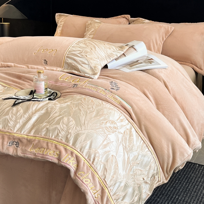 91家纺网 家纺一手货源 找家纺 帝王家纺 2025冬季新款高克重浮雕刺绣牛奶绒四件套加厚保暖双面珊瑚绒-漫叶 漫叶-香槟金