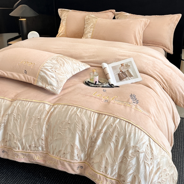 91家纺网 家纺一手货源 找家纺 帝王家纺 2025冬季新款高克重浮雕刺绣牛奶绒四件套加厚保暖双面珊瑚绒-漫叶 漫叶-香槟金