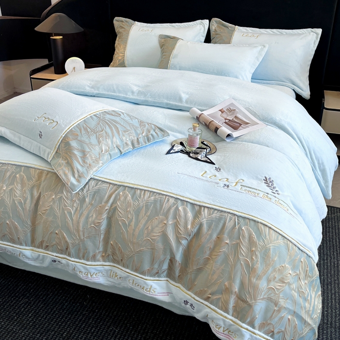 91家纺网 家纺一手货源 找家纺 帝王家纺 2025冬季新款高克重浮雕刺绣牛奶绒四件套加厚保暖双面珊瑚绒-漫叶 漫叶-天空蓝