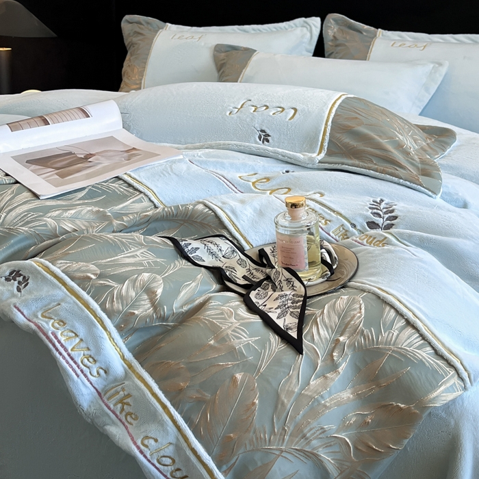 91家纺网 家纺一手货源 找家纺 帝王家纺 2025冬季新款高克重浮雕刺绣牛奶绒四件套加厚保暖双面珊瑚绒-漫叶 漫叶-天空蓝