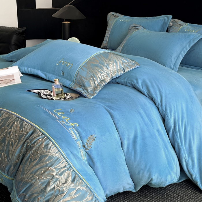 91家纺网 家纺一手货源 找家纺 帝王家纺 2025冬季新款高克重浮雕刺绣牛奶绒四件套加厚保暖双面珊瑚绒-漫叶 漫叶-深海蓝