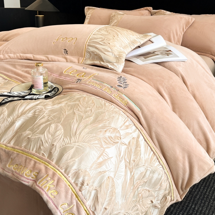 91家纺网 家纺一手货源 找家纺 帝王家纺 2025冬季新款高克重浮雕刺绣牛奶绒四件套加厚保暖双面珊瑚绒-漫叶 漫叶-香槟金