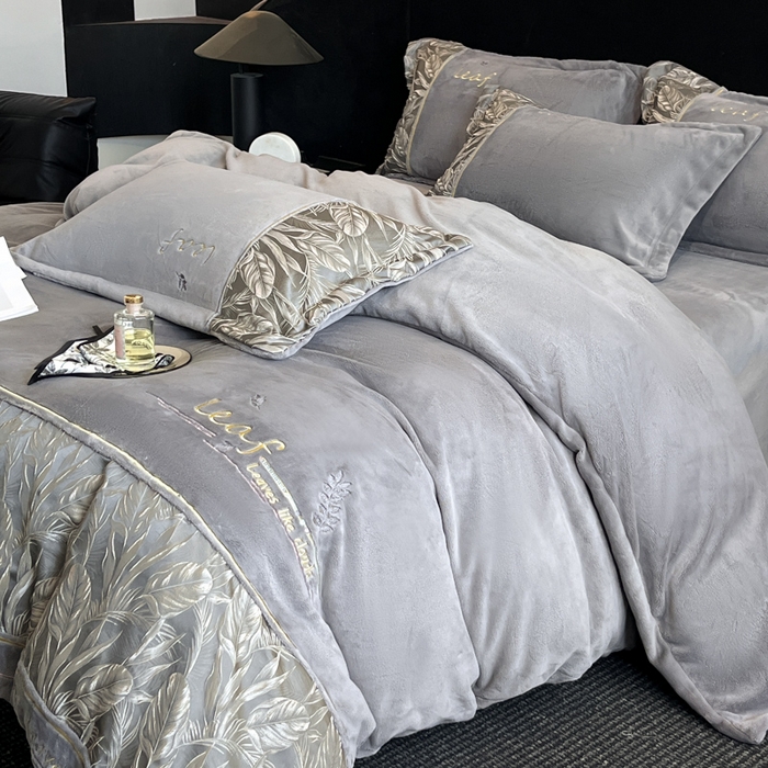 91家纺网 家纺一手货源 找家纺 帝王家纺 2025冬季新款高克重浮雕刺绣牛奶绒四件套加厚保暖双面珊瑚绒-漫叶 漫叶-典雅灰