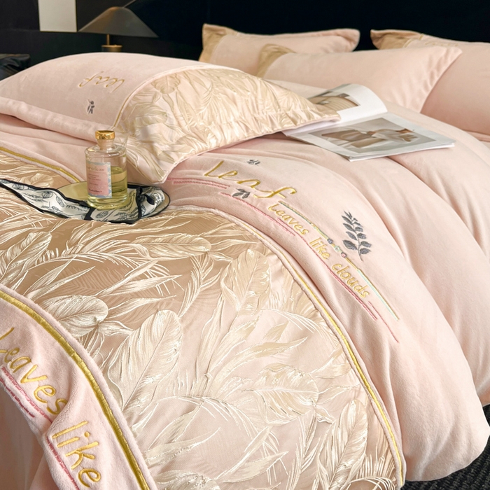 91家纺网 家纺一手货源 找家纺 帝王家纺 2025冬季新款高克重浮雕刺绣牛奶绒四件套加厚保暖双面珊瑚绒-漫叶 漫叶-淡雅玉