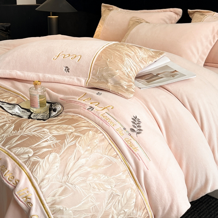 91家纺网 家纺一手货源 找家纺 帝王家纺 2025冬季新款高克重浮雕刺绣牛奶绒四件套加厚保暖双面珊瑚绒-漫叶 漫叶-淡雅玉