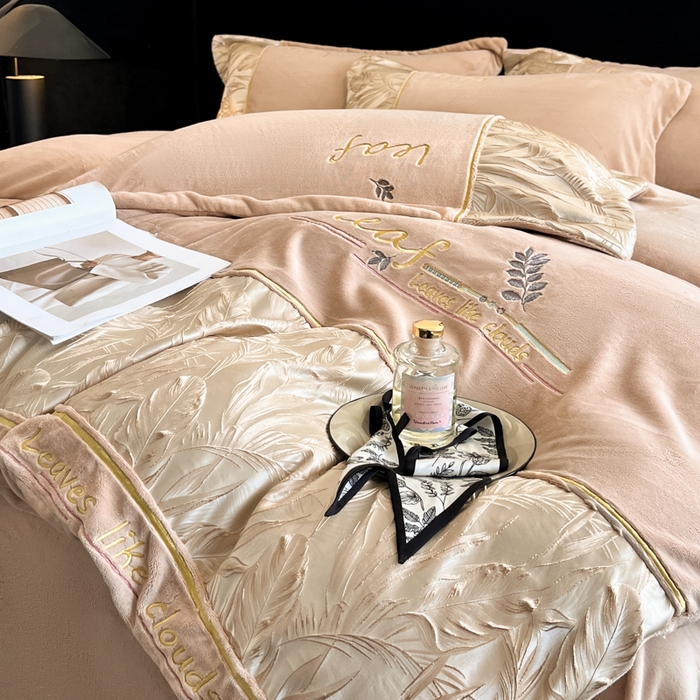 91家纺网 家纺一手货源 找家纺 帝王家纺 2025冬季新款高克重浮雕刺绣牛奶绒四件套加厚保暖双面珊瑚绒-漫叶 漫叶-香槟金