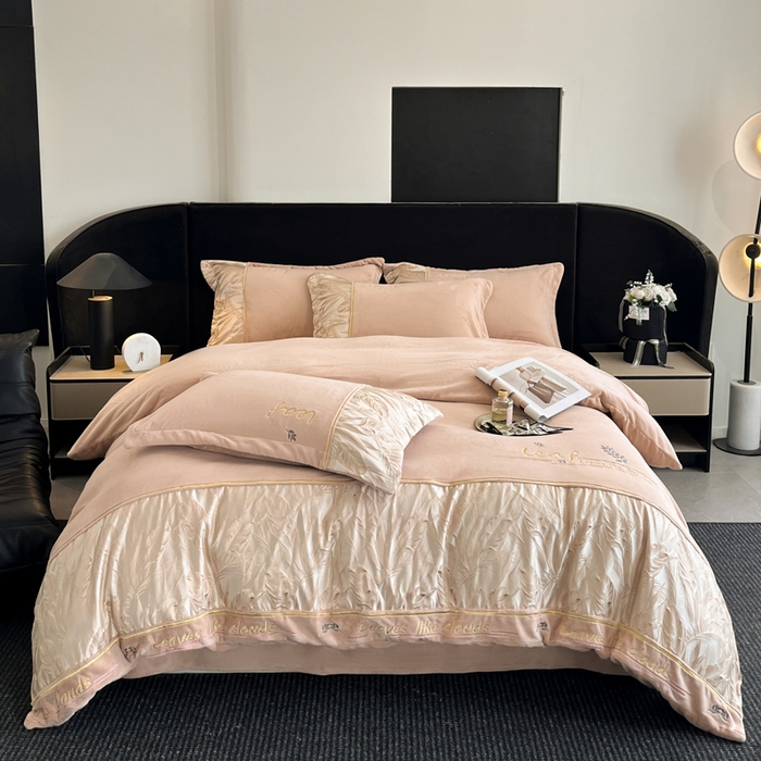 91家纺网 家纺一手货源 找家纺 帝王家纺 2025冬季新款高克重浮雕刺绣牛奶绒四件套加厚保暖双面珊瑚绒-漫叶 漫叶-香槟金