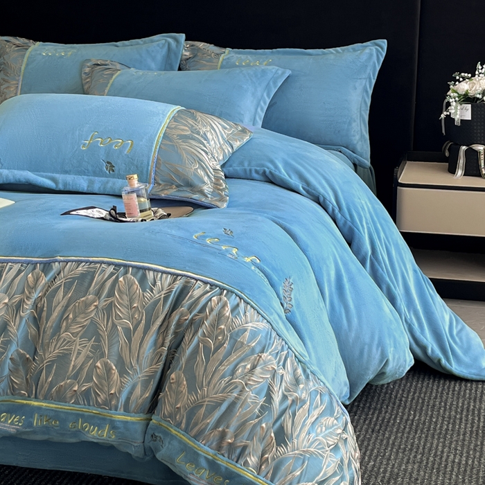 91家纺网 家纺一手货源 找家纺 帝王家纺 2025冬季新款高克重浮雕刺绣牛奶绒四件套加厚保暖双面珊瑚绒-漫叶 漫叶-深海蓝