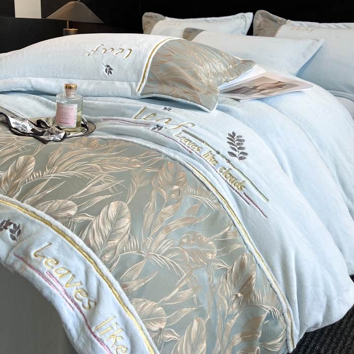 91家纺网 家纺一手货源 找家纺 帝王家纺 2025冬季新款高克重浮雕刺绣牛奶绒四件套加厚保暖双面珊瑚绒-漫叶 漫叶-天空蓝