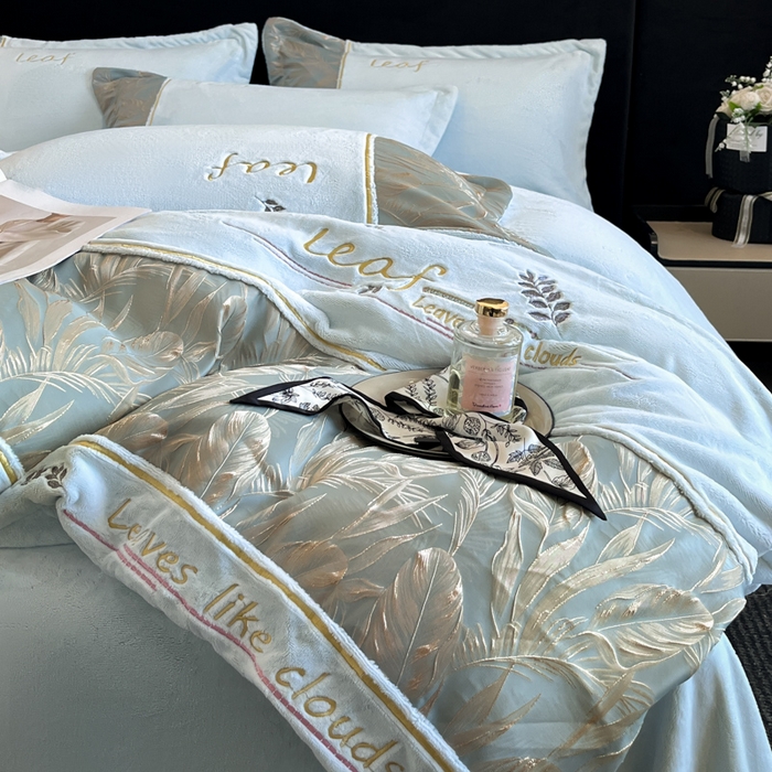 91家纺网 家纺一手货源 找家纺 帝王家纺 2025冬季新款高克重浮雕刺绣牛奶绒四件套加厚保暖双面珊瑚绒-漫叶 漫叶-天空蓝