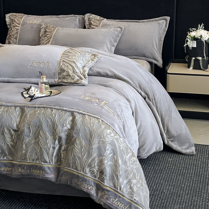 91家纺网 家纺一手货源 找家纺 帝王家纺 2025冬季新款高克重浮雕刺绣牛奶绒四件套加厚保暖双面珊瑚绒-漫叶 漫叶-典雅灰