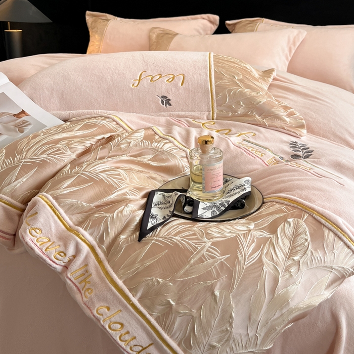 91家纺网 家纺一手货源 找家纺 帝王家纺 2025冬季新款高克重浮雕刺绣牛奶绒四件套加厚保暖双面珊瑚绒-漫叶 漫叶-淡雅玉