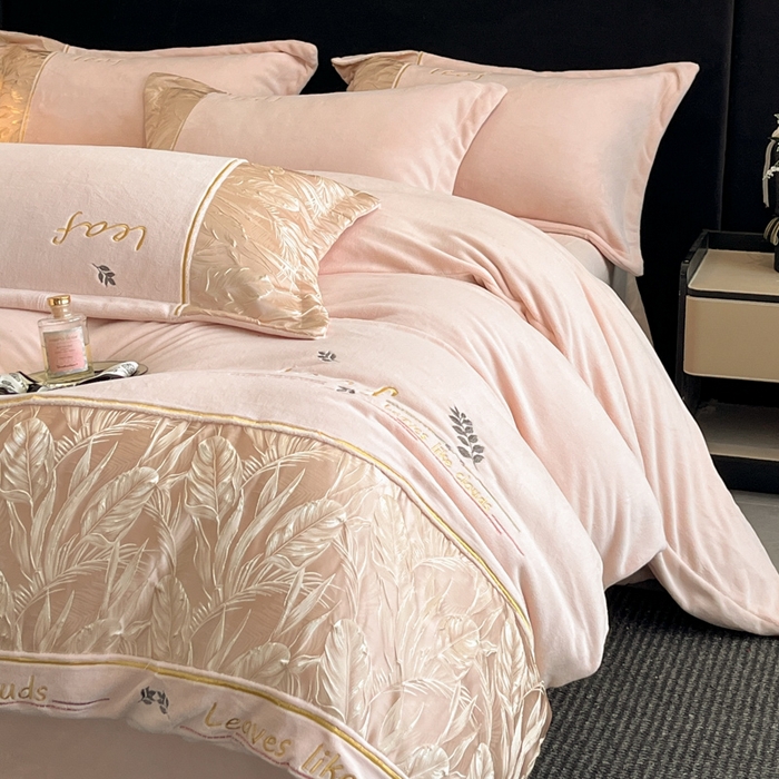 91家纺网 家纺一手货源 找家纺 帝王家纺 2025冬季新款高克重浮雕刺绣牛奶绒四件套加厚保暖双面珊瑚绒-漫叶 漫叶-淡雅玉