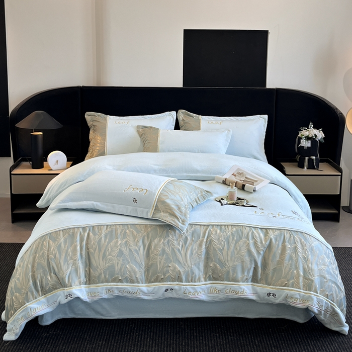 91家纺网 家纺一手货源 找家纺 帝王家纺 2025冬季新款高克重浮雕刺绣牛奶绒四件套加厚保暖双面珊瑚绒-漫叶 漫叶-天空蓝