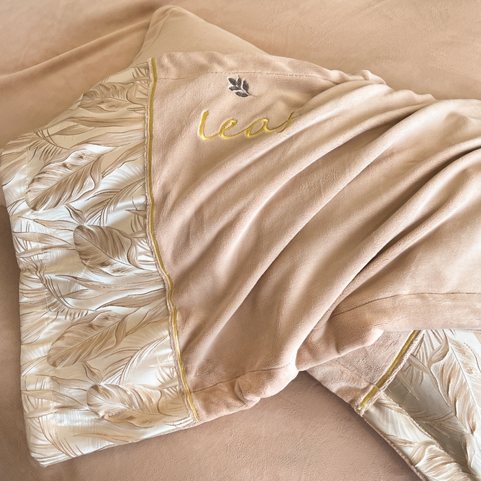 91家纺网 家纺一手货源 找家纺 帝王家纺 2025冬季新款高克重浮雕刺绣牛奶绒四件套加厚保暖双面珊瑚绒-漫叶 漫叶-香槟金