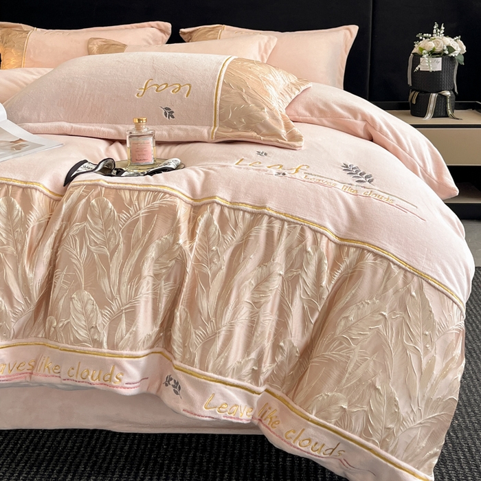 91家纺网 家纺一手货源 找家纺 帝王家纺 2025冬季新款高克重浮雕刺绣牛奶绒四件套加厚保暖双面珊瑚绒-漫叶 漫叶-淡雅玉