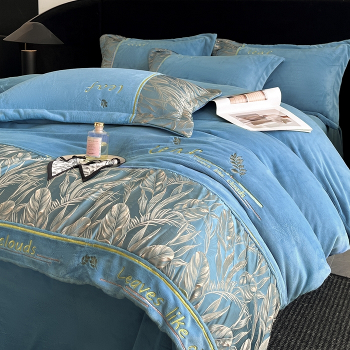 91家纺网 家纺一手货源 找家纺 帝王家纺 2025冬季新款高克重浮雕刺绣牛奶绒四件套加厚保暖双面珊瑚绒-漫叶 漫叶-深海蓝