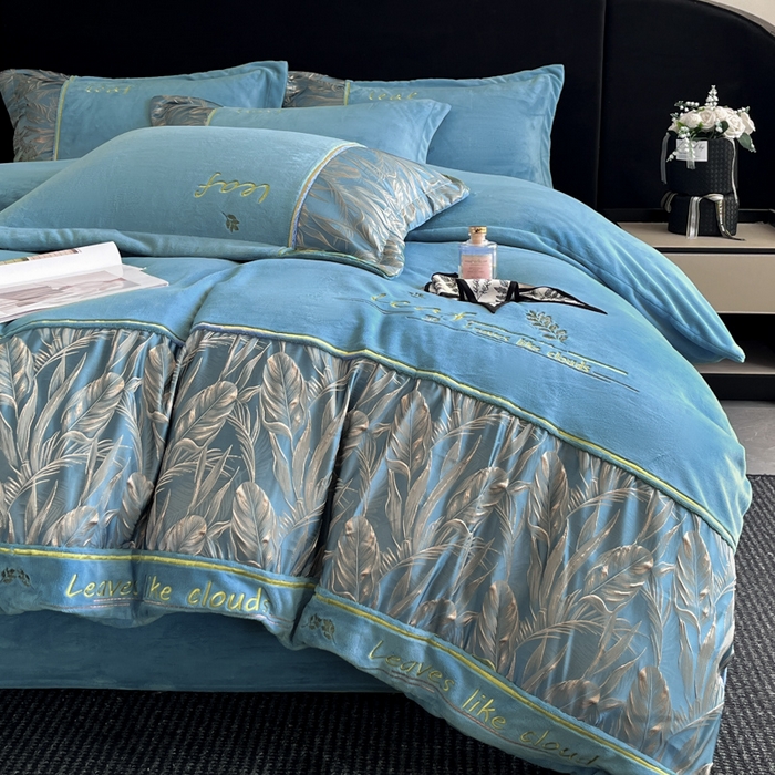 91家纺网 家纺一手货源 找家纺 帝王家纺 2025冬季新款高克重浮雕刺绣牛奶绒四件套加厚保暖双面珊瑚绒-漫叶 漫叶-深海蓝