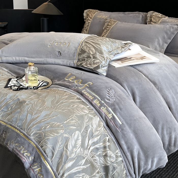 91家纺网 家纺一手货源 找家纺 帝王家纺 2025冬季新款高克重浮雕刺绣牛奶绒四件套加厚保暖双面珊瑚绒-漫叶 漫叶-典雅灰