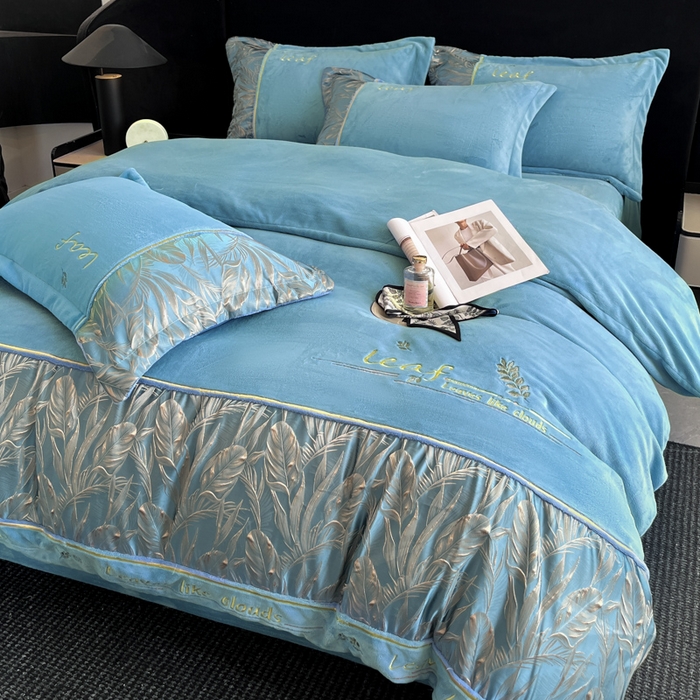 91家纺网 家纺一手货源 找家纺 帝王家纺 2025冬季新款高克重浮雕刺绣牛奶绒四件套加厚保暖双面珊瑚绒-漫叶 漫叶-深海蓝