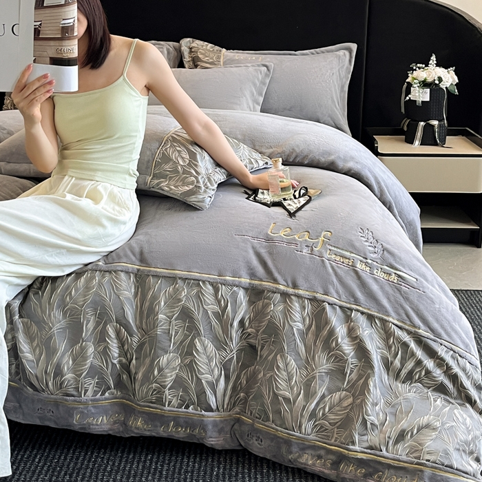 91家纺网 家纺一手货源 找家纺 帝王家纺 2025冬季新款高克重浮雕刺绣牛奶绒四件套加厚保暖双面珊瑚绒-漫叶 漫叶-典雅灰