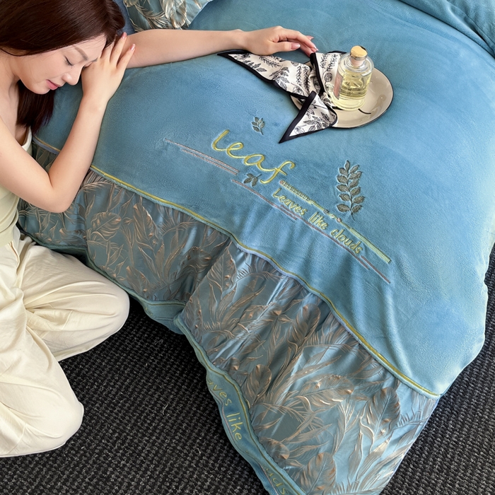 91家纺网 家纺一手货源 找家纺 帝王家纺 2025冬季新款高克重浮雕刺绣牛奶绒四件套加厚保暖双面珊瑚绒-漫叶 漫叶-深海蓝