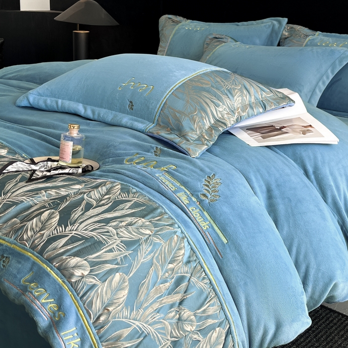 91家纺网 家纺一手货源 找家纺 帝王家纺 2025冬季新款高克重浮雕刺绣牛奶绒四件套加厚保暖双面珊瑚绒-漫叶 漫叶-深海蓝