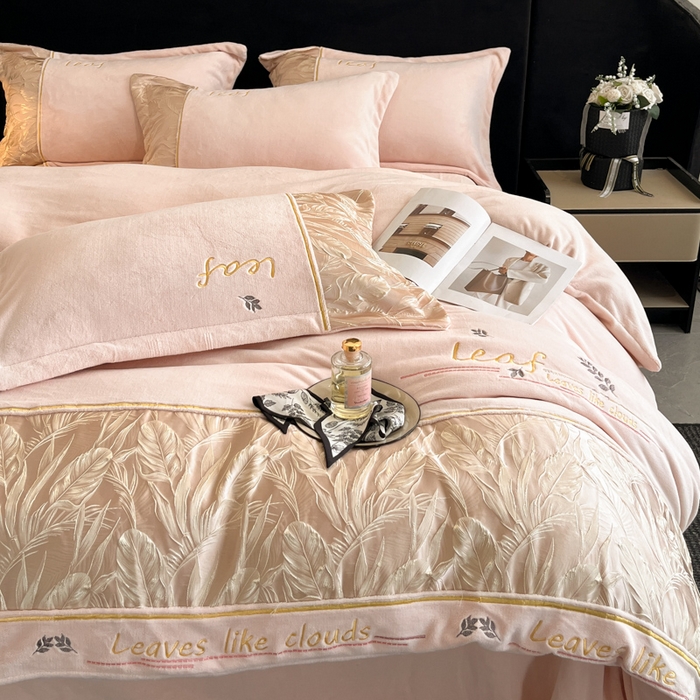 91家纺网 家纺一手货源 找家纺 帝王家纺 2025冬季新款高克重浮雕刺绣牛奶绒四件套加厚保暖双面珊瑚绒-漫叶 漫叶-淡雅玉