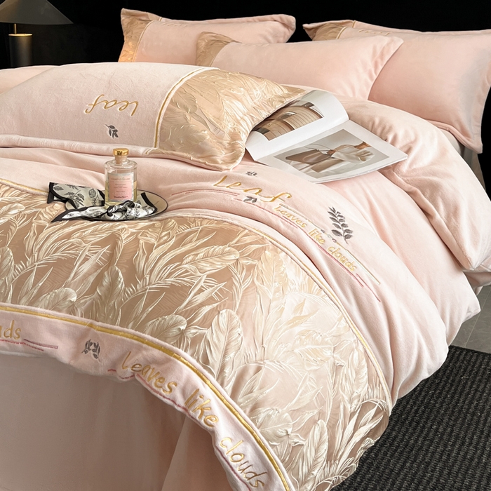 91家纺网 家纺一手货源 找家纺 帝王家纺 2025冬季新款高克重浮雕刺绣牛奶绒四件套加厚保暖双面珊瑚绒-漫叶 漫叶-淡雅玉