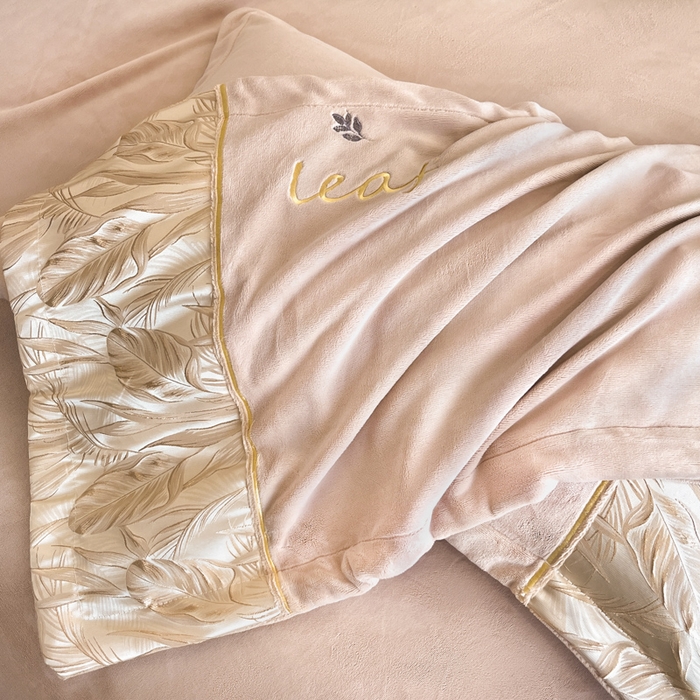 91家纺网 家纺一手货源 找家纺 帝王家纺 2025冬季新款高克重浮雕刺绣牛奶绒四件套加厚保暖双面珊瑚绒-漫叶 漫叶-淡雅玉