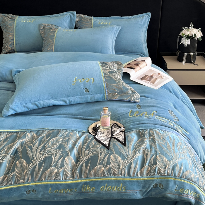 91家纺网 家纺一手货源 找家纺 帝王家纺 2025冬季新款高克重浮雕刺绣牛奶绒四件套加厚保暖双面珊瑚绒-漫叶 漫叶-深海蓝