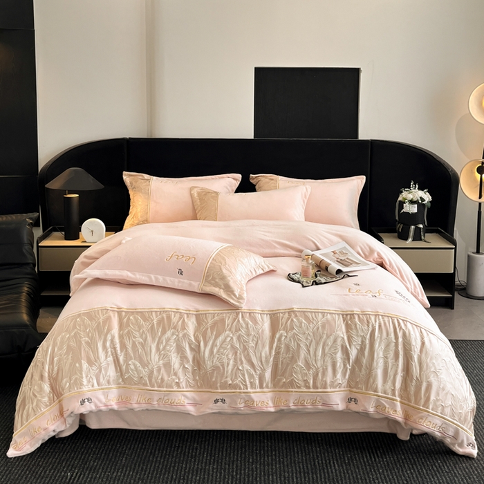 91家纺网 家纺一手货源 找家纺 帝王家纺 2025冬季新款高克重浮雕刺绣牛奶绒四件套加厚保暖双面珊瑚绒-漫叶 漫叶-淡雅玉