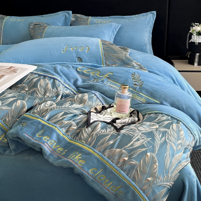 91家纺网 家纺一手货源 找家纺 帝王家纺 2025冬季新款高克重浮雕刺绣牛奶绒四件套加厚保暖双面珊瑚绒-漫叶 漫叶-深海蓝