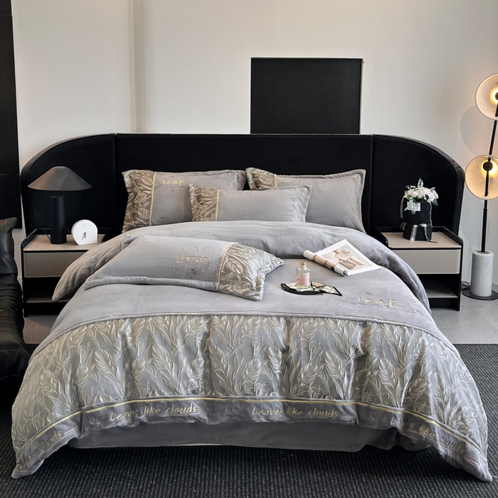 91家纺网 家纺一手货源 找家纺 帝王家纺 2025冬季新款高克重浮雕刺绣牛奶绒四件套加厚保暖双面珊瑚绒-漫叶 漫叶-典雅灰