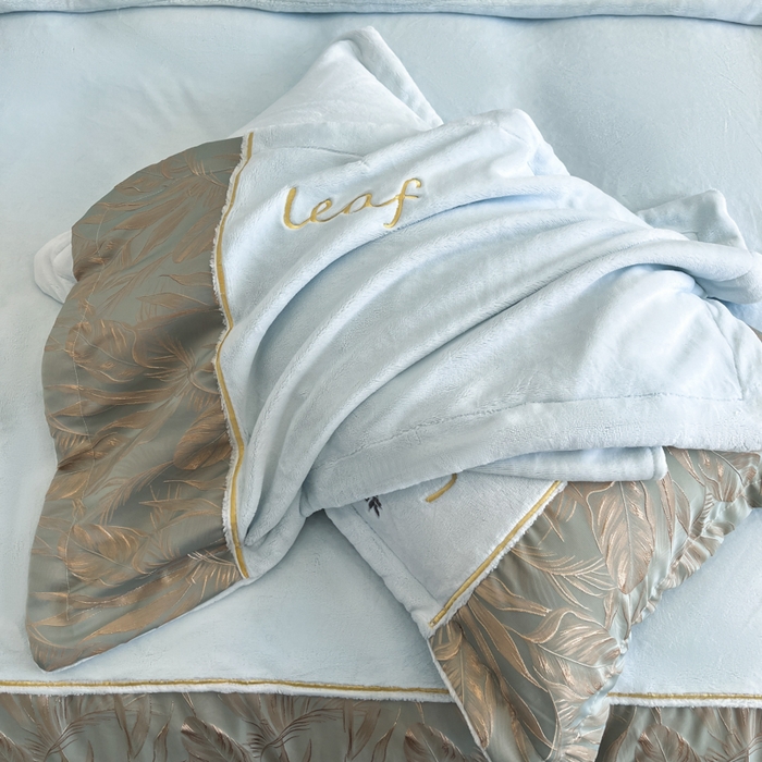 91家纺网 家纺一手货源 找家纺 帝王家纺 2025冬季新款高克重浮雕刺绣牛奶绒四件套加厚保暖双面珊瑚绒-漫叶 漫叶-天空蓝