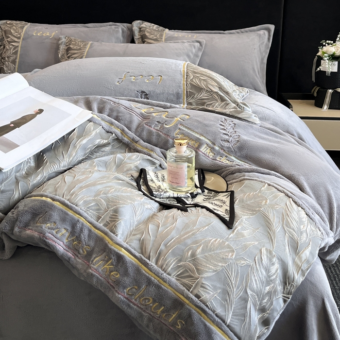 91家纺网 家纺一手货源 找家纺 帝王家纺 2025冬季新款高克重浮雕刺绣牛奶绒四件套加厚保暖双面珊瑚绒-漫叶 漫叶-典雅灰