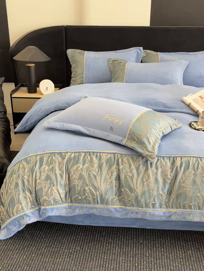 91家纺网 家纺一手货源 找家纺 帝王家纺 2025冬季新款高克重浮雕刺绣牛奶绒四件套加厚保暖双面珊瑚绒-漫叶 漫叶-深海蓝